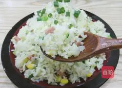 Illustration of how to make ham, corn and egg fried rice 10