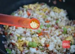 Illustration of how to make mixed vegetable, ham and egg fried rice 13