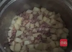 Illustration of how to make ham and potato braised rice 7