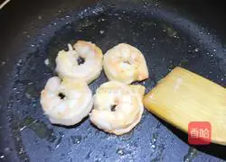 Illustration of how to make shrimp pizza with dumpling skin 4