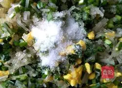 Illustration of how to make large steamed buns with three fillings (leeks, vermicelli, eggs)