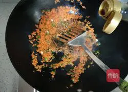 Illustration of how to make carrot and egg fried rice 4