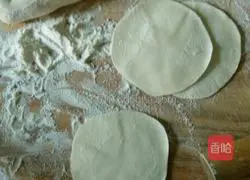 Illustration of how to make beef and chive dumpling stuffing 12