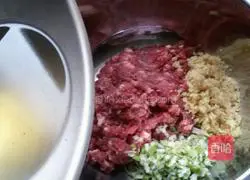 Illustration of how to make beef and carrot dumplings 5