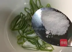 Illustration of how to make spicy and sour wontons 4