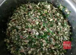 Illustration of how to make leek, mushroom and meat dumplings 1