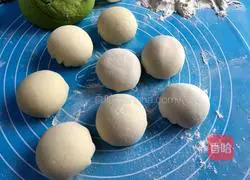 Illustration of how to make spinach blossom steamed buns 12