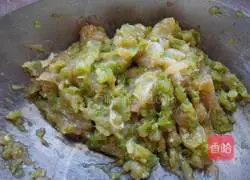 Illustration of how to make green noodle fish and celery dumplings 2