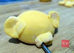 Illustration of how to make piggy pumpkin steamed buns 9