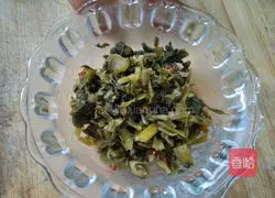 Illustration of how to make sauerkraut fried rice 3