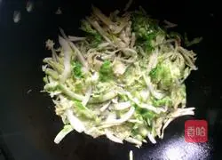 Illustration of how to make garlic carrot noodles 5