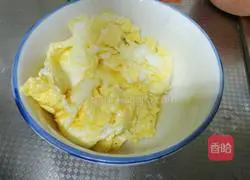Illustration of how to make fried noodles with onions and eggs 3