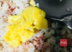 Illustration of how to make bacon and egg fried rice 17