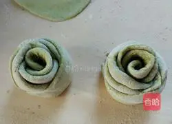 Illustration of how to make spinach and rose roll fancy steamed buns 11