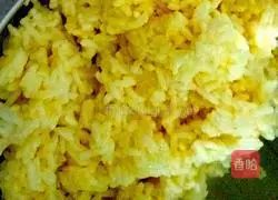 Illustration of how to make colorful golden fried rice 2