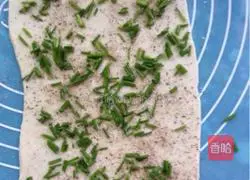 Illustration of how to make hot noodles and scallion pancakes 7