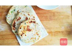 Illustration of how to make hot noodles and scallion pancakes 10