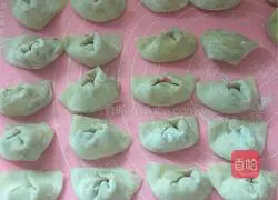 Illustration of how to make fresh river shrimp wontons 4