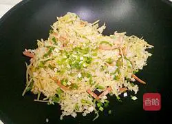 Illustration of how to make green pepper and shredded potato fried rice 9