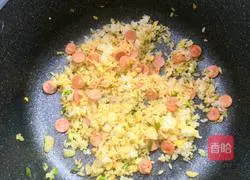 Illustration of how to make curry ham and egg fried rice 6