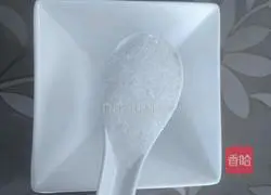 Illustration of how to dip dumplings in water 1