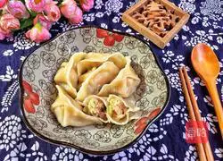 Illustration of how to make cabbage and pork dumplings 11
