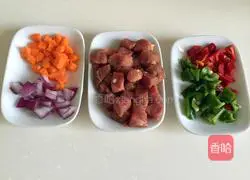 Illustration of how to make fried rice with beef and vegetables 2