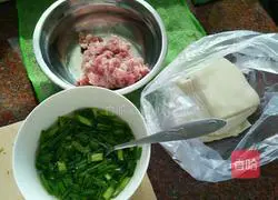 Illustration of how to make wontons stuffed with mushrooms and meat 1