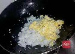 Illustration of how to make fried rice with cooked wood ears and eggs 5