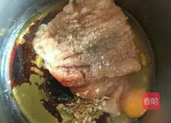 Illustration of how to make chicken, mushroom and onion dumpling stuffing 4