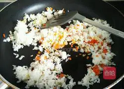 Illustration of how to make meat sauce fried rice 15