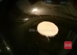Illustration of how to make red bean pancake 10