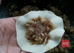 Illustration of how to make mutton and radish dumplings 8