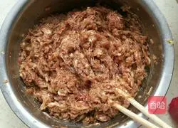 Illustration of how to make pork and radish buns 9