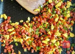 Illustration of how to make barbecue sauce fried rice 3