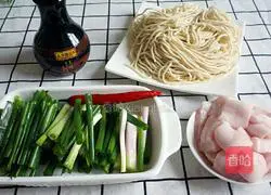 Illustration of how to make noodles with scallion oil 1