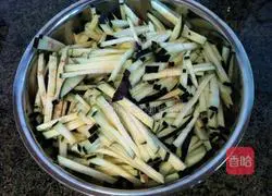 Illustration of how to make eggplant stuffed dumplings 2