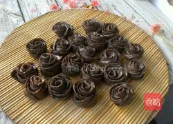 Illustration of how to make black rose (grain steamed buns) 9
