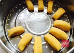 Illustration of how to cut steamed buns with pumpkin knife 9