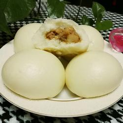 Steamed buns with diced pork