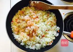 Illustration of how to make whitebait and shrimp fried rice 6