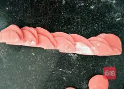 Illustration of how to make red flower steamed buns 8