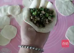 Illustration of how to make cowpea, carob and fungus meat buns 14