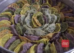 Illustration of how to make five-color leek dumplings 13