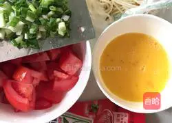 Illustration of how to make fried noodles with tomatoes and eggs 1