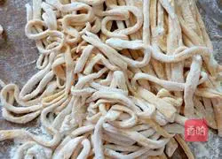 Illustration of how to make carrot noodles 3