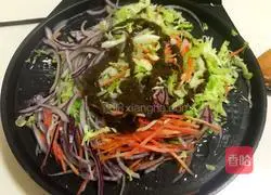 Illustration of how to make black pepper fat beef rice in electric baking pan 6