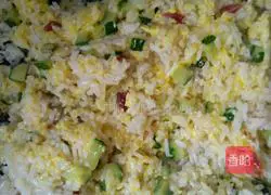 Illustration of how to make Yangzhou egg fried rice 4