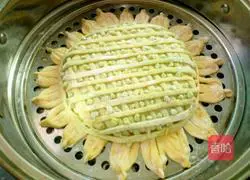 Illustration of how to make sunflower buns 21