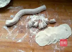 Illustration of how to make pork and king oyster mushroom dumplings 9